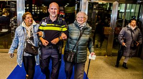 Afbeelding bij Ouderen lopen polonaise tijdens speciaal politieconcert